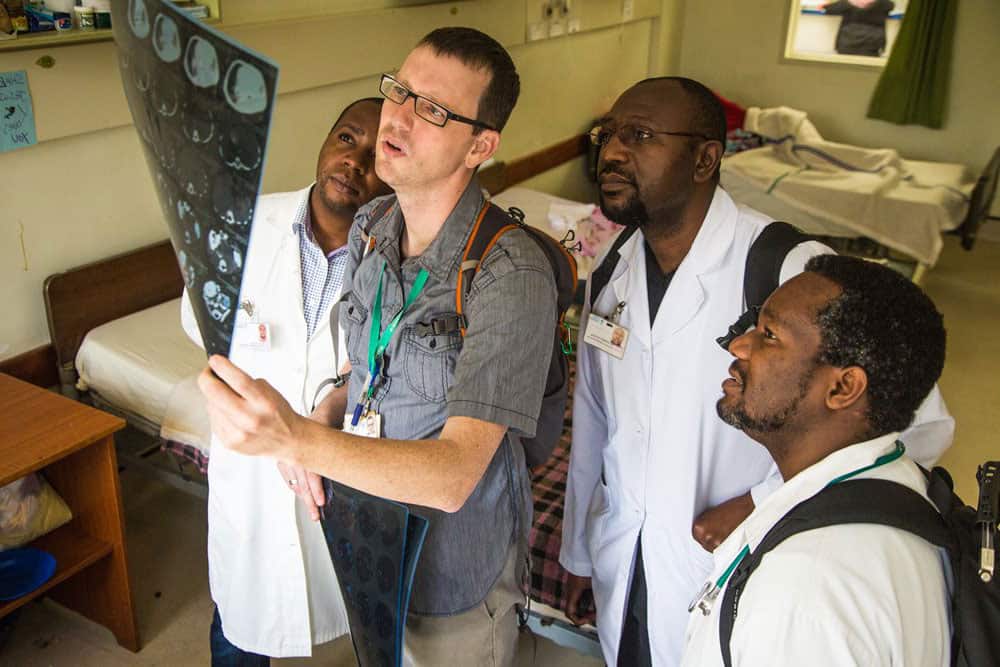 Doctor Erik teaching a group of 3 doctors