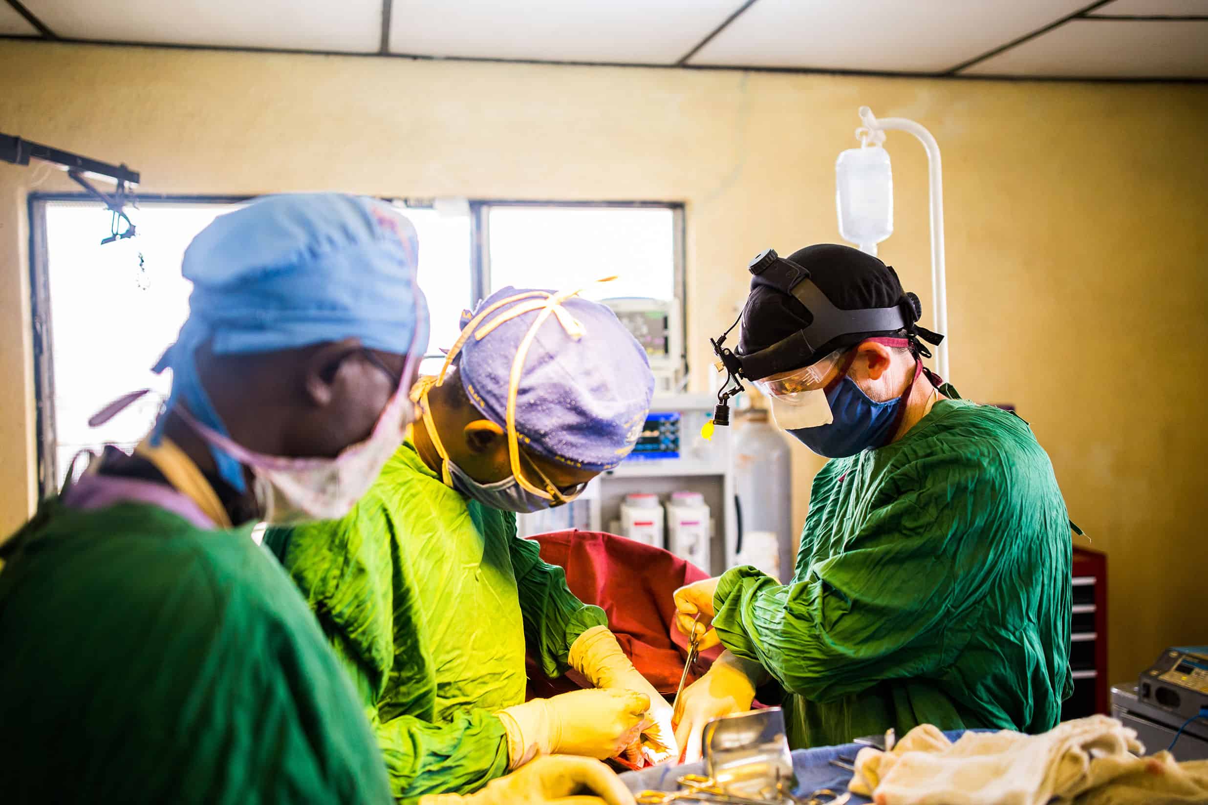 3 doctors performing a surgery