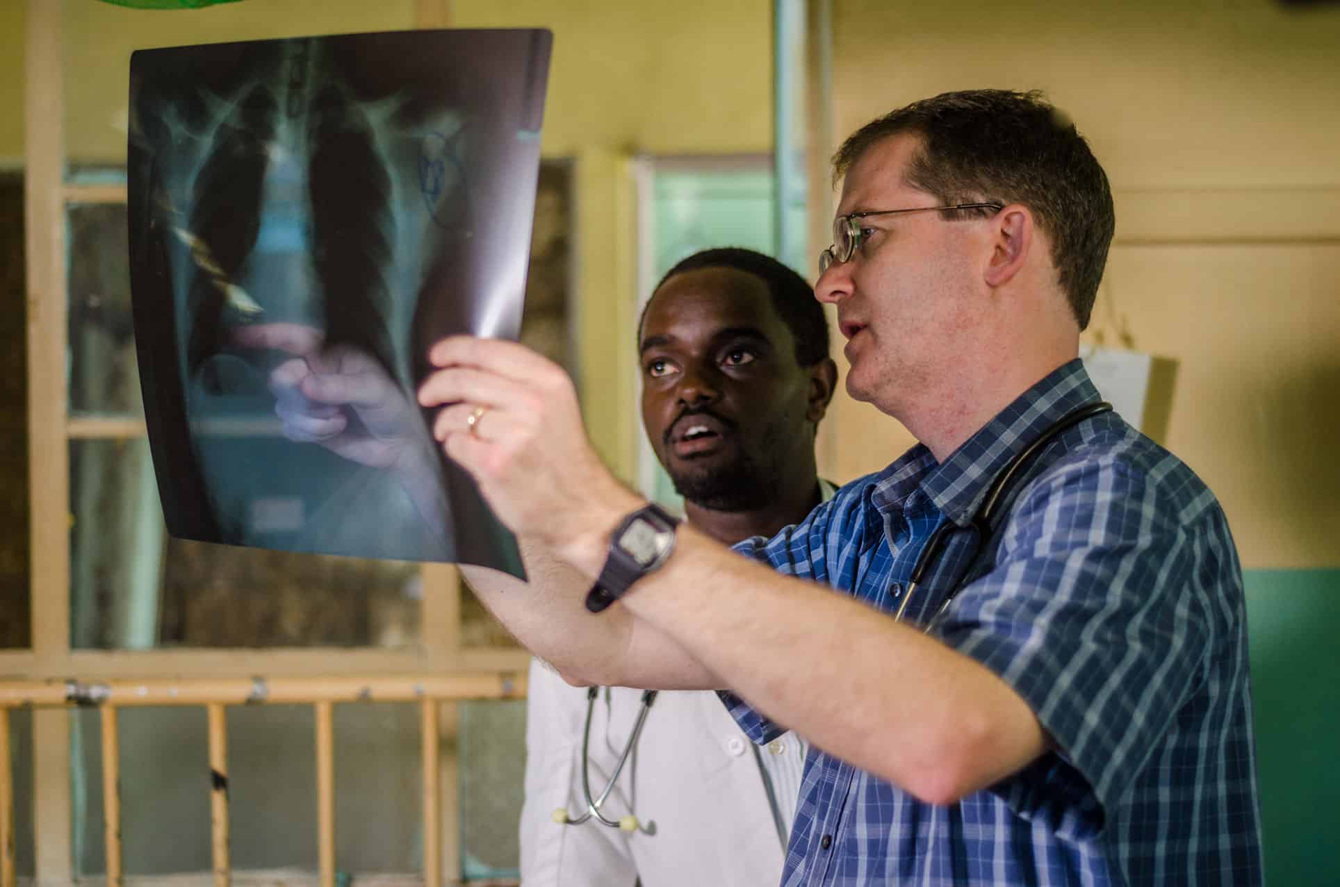 2 doctors reviewing a thorax x-ray