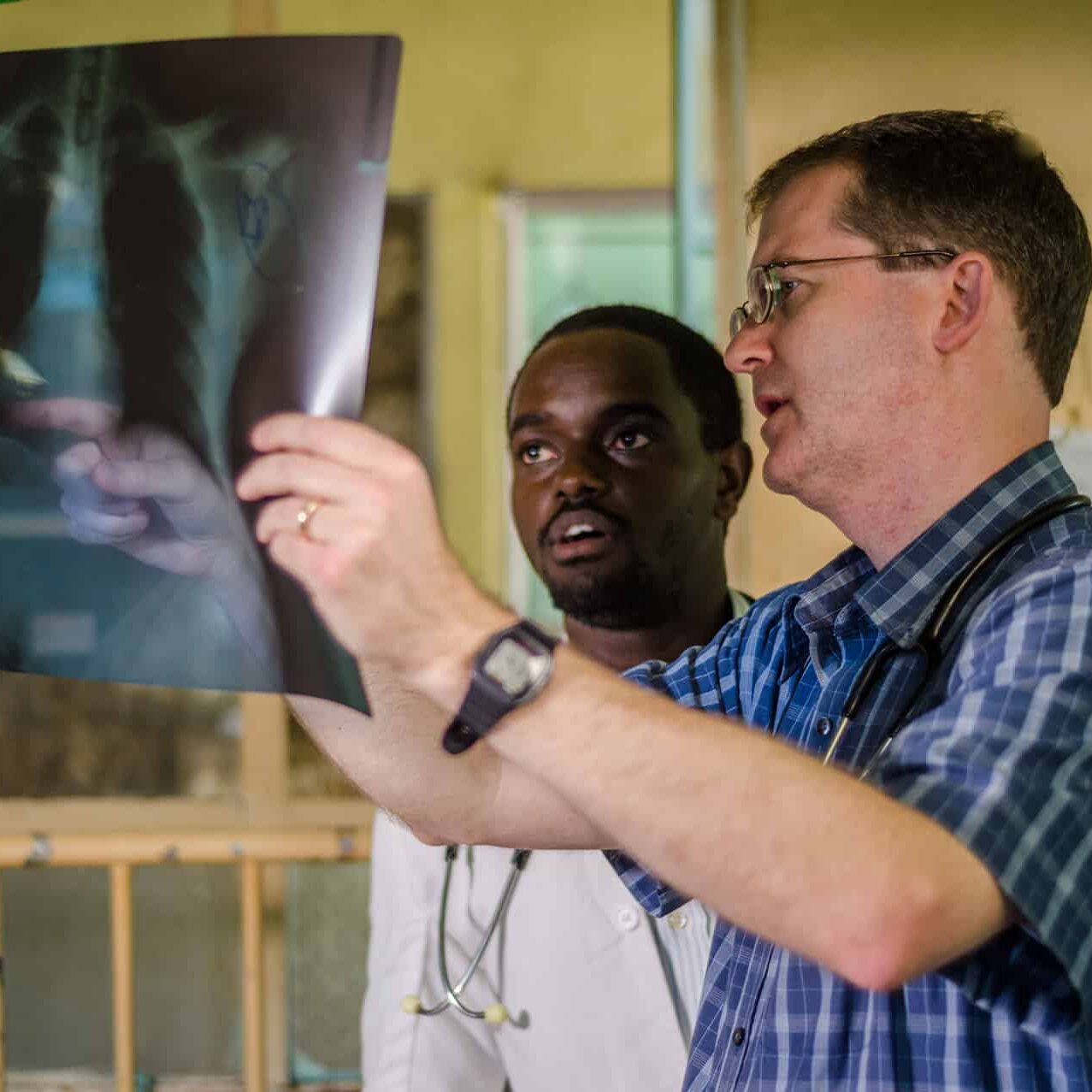 2 doctors reviewing a thorax x-ray